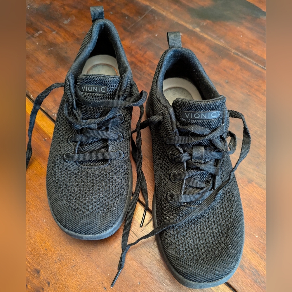 Vionic Black On Black Arrival Sneakers